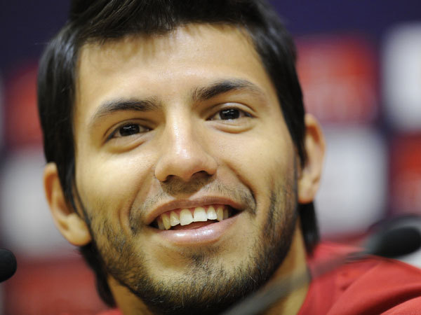 Agüero mosolyog az Atlético Madrid sajtótájékoztatóján