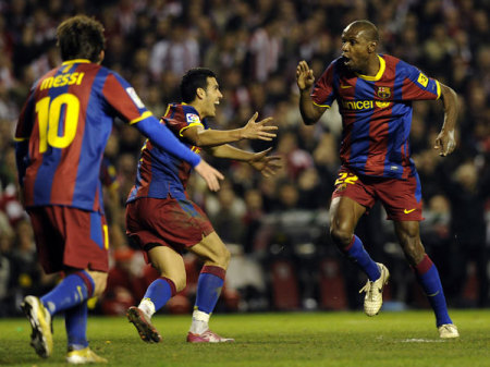 Pedro és Messi köszönti Abidalt a Bilbaónak lőtt gólja után
