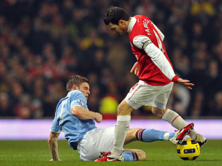 Milner csúszik be Fabregasnak az Arsenal-Manchester City meccsen