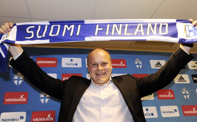 Mika-Matti Paatelainen a finn válogatott új szövetségi kapitánya egy Hajrá Finnország felirfatú sállal.