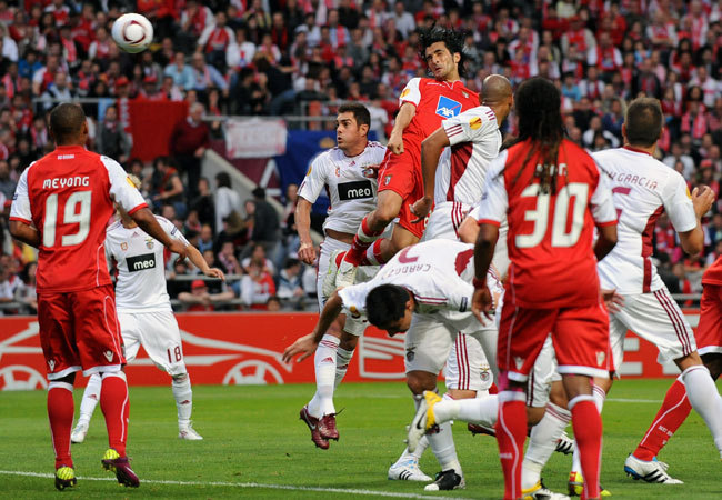 Custódio fejel győztes gólt a Braga-Benfica mérkőzésen az Európa Ligában 2011 májusában