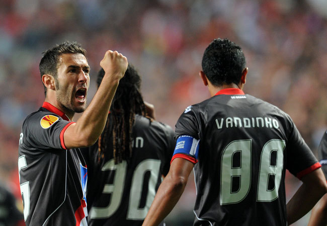 Hugo Viana, a Braga középpályása örül csapata góljának, amit a háttal álló Vandinho szerzett a Benfica elleni Európa Liga-elődöntőben 2011 áprilisában