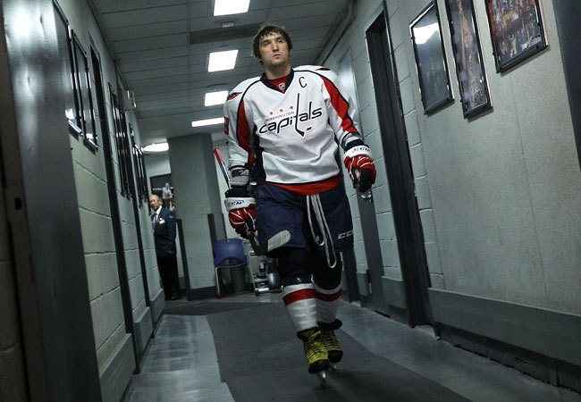 Alexander Ovecskin, a Washington Capitals csatára sétál az öltözőfolyosón a csapat Tampa Bay Lightning elleni NHL-mérkőzése után a rájátszásban 2011 májusában