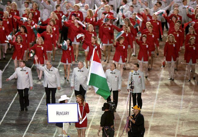Magyar olimpikonok vonulnak a Sydney olimpia nyitóünnepségén.