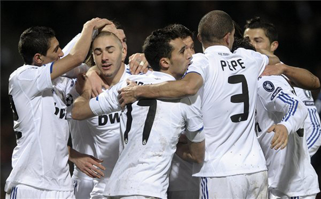 A Real Madrid játékosai ünneplik a Benzema vezető gólját a Lyon elleni BL-nyolcaddöntőn.