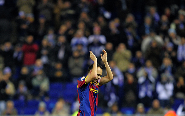 Iniesta tapsolja meg a közönséget az Espanyol-Barcelona mérkőzésen.