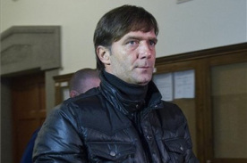 Aczél Zoltánt, a Haladás vezetőedzőjét vezetik rabláncon, miután előzetes letartóztatásba került a Siófok együttese kapcsán kirobbant bundabotrány miatt 2011 decemberében