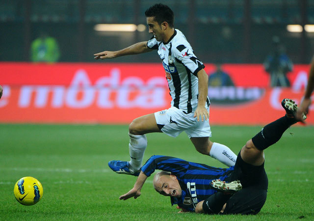 Isla és Cambiasso küzdenek a labdáért az Inter-Udinese olasz bajnoki mérkőzésen 2011 decemberében a Giuseppe Meazza Stadionban