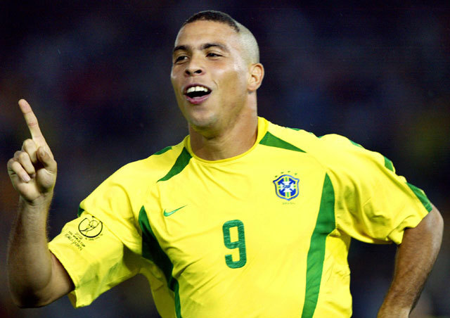 Ronaldo, a brazil válogatott játékosa ünnepli a győzelemet a 2002-es vb-n.