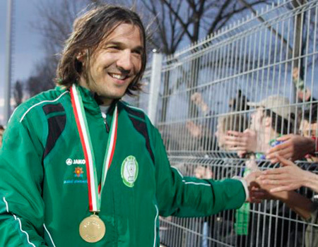 Éger László, a Paksi FC középhátvédje és csapatkapitánya köszönti a szurkolókat, miután a csapat megkapta az ezüstérmet a bajnoki helyezéséért 2011 májusában