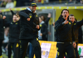 A Dortmund vezetőedzője, Jürgen Klopp ünnepli csapata bajnoki címét
