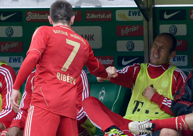 Franck Ribéry és Arjen Robben pacsiznak a Werder Bremen-Bayern München mérkőzés után a Bundesligában 2012-ben.
