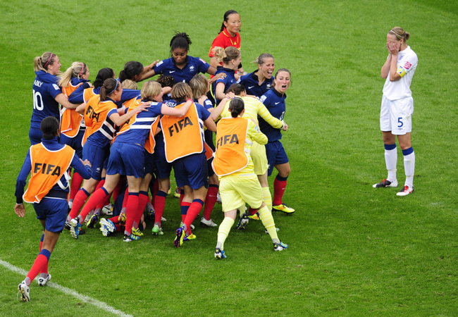 A francia női labdarúgó-válogatott tagjai ünnepelnek, miután tizenegyesekkel legyőzték Angliát a világbajnokság negyeddöntőjében 2011 júliusában