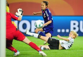 Maurjama lő gólt a Németország-Japán negyeddöntőben a női labdarúgó-világbajnokságon 2011 júliusában