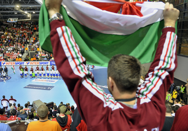 Magyar szurkoló zászlóval a kezében a horvátországi férfi kézilabda világbajnokságon.