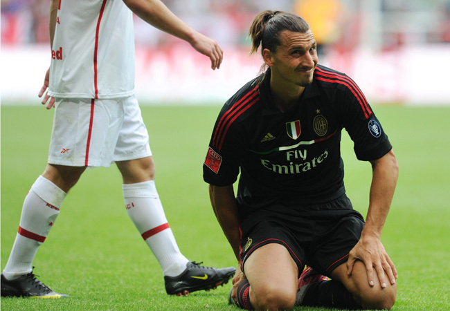 Zlatan Ibrahimovic fogja a bokáját az AC Milan és a Porto Alegre felkésülési mérkőzésén 2011 augusztusában