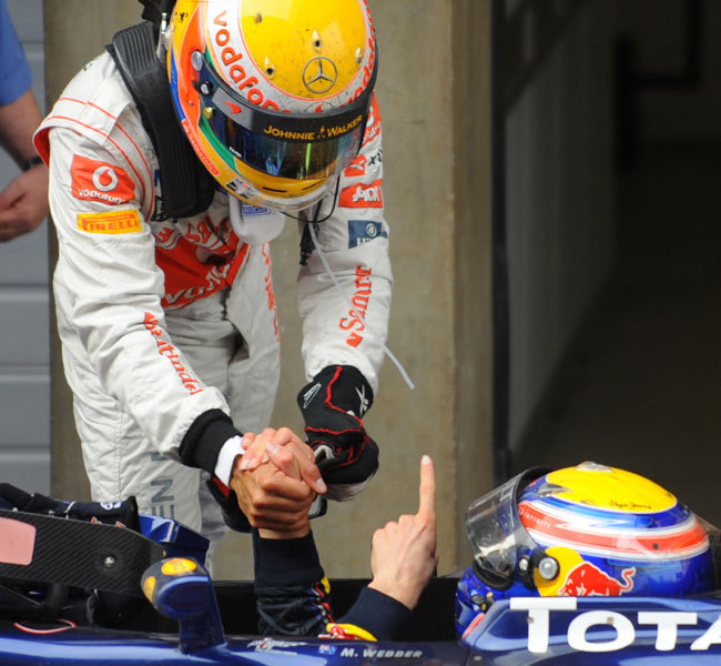 Lewis Hamilton fogadja Sebastian Vettel gratulációját a 2011-es Forma-1-es Kínai Nagydíj után