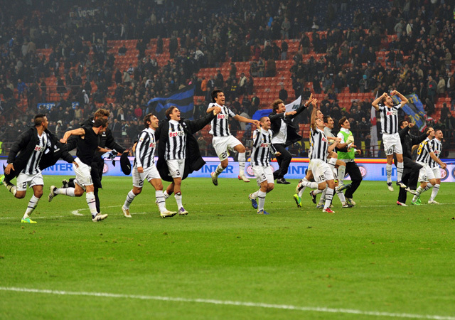 A Juventus játékosai és vezetőedzőjük, Antonio Conte köszöntik szurkolóikat az Inter elleni Serie A-ban aratott győzelem után a Giuseppe Meazza Stadionban 2011 októberében
