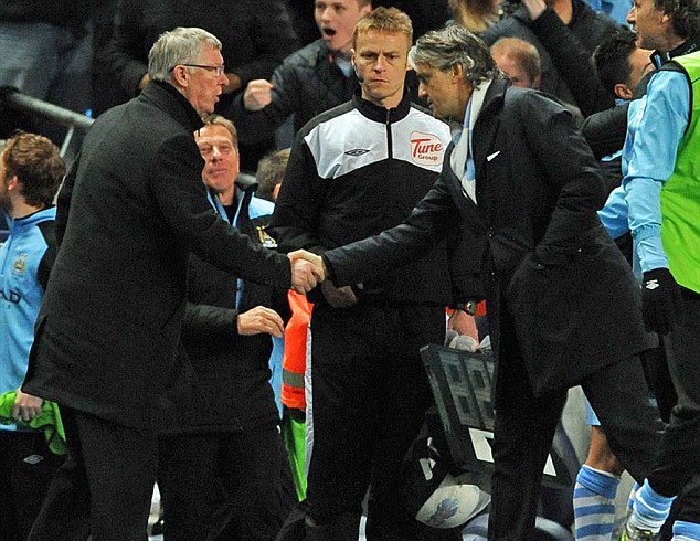Sir Alex Ferguson és Roberto Mancini fognak kezet a Manchester United és a Manchester City Premier League-mérkőzése után 2012-ben.