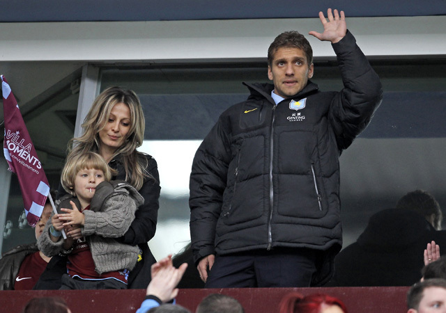 Sztilijan Petrov köszönti a nézőket az Aston Villa Premier League-mérkőzésén, miután leukémiát diagnosztizáltak nála 2012-ben.