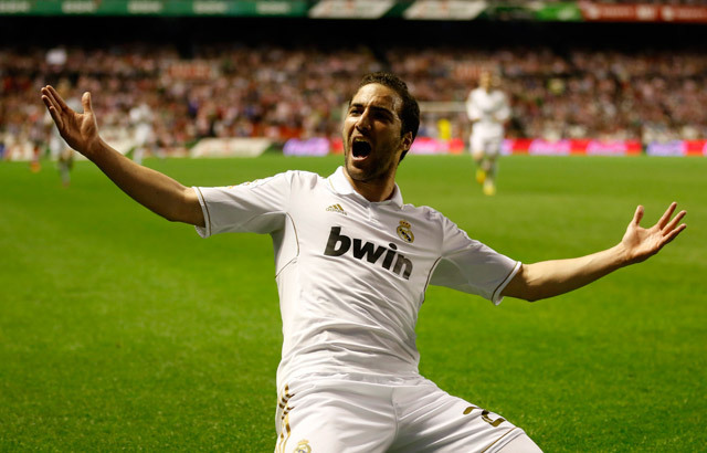 Gonzalo Higuaín örül a góljának az Athletic Bilbao-Real Madrid mérkőzésen 2012-ben.