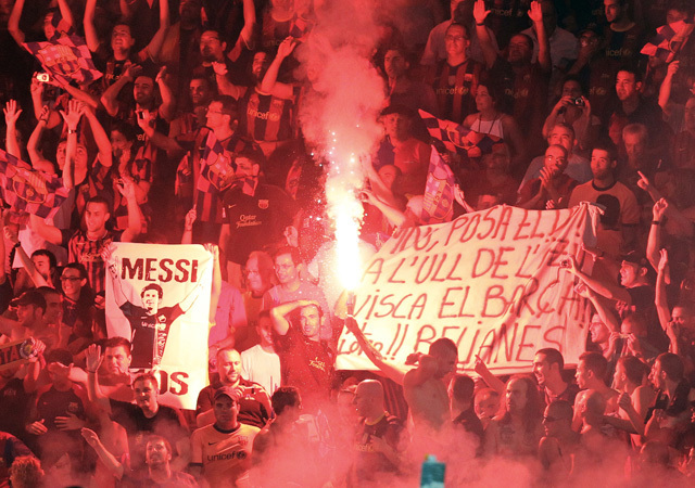 A Barcelona szurkolói gyújtogatnak a nézőtéren a Porto elleni Európai Szuperkupa-mérkőzésen 2011 augusztusában