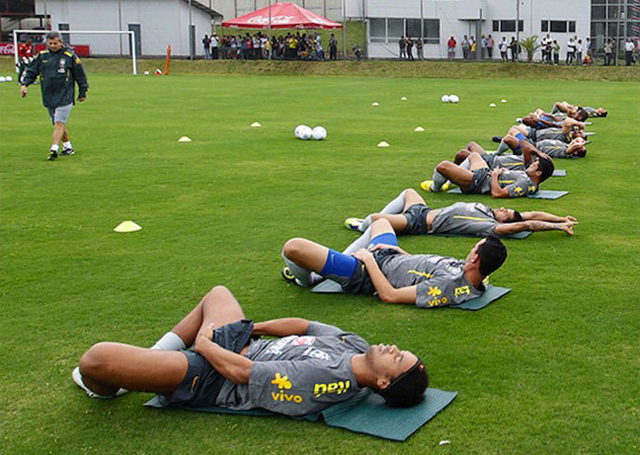 A brazil labdarúgó-válogatott edzésén nyújtanak a játékosok 