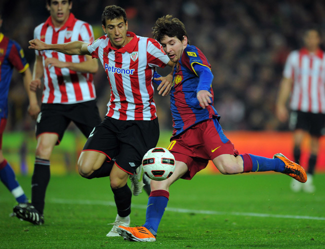Messi lő a Barcelona Athletic Bilbao spanyol bajnoki meccsen