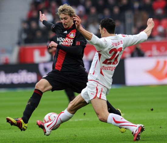 Kießling és Boulahruz harcol a labdáért a Leverkusen-Stuttgart meccsen.