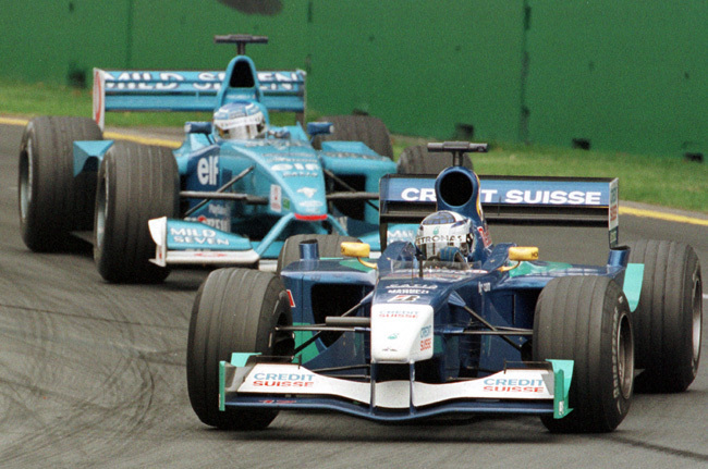 Kimi Raikkönen és Jenson Button üldözi egymást a 2001-es Ausztrál Nagydíjon. 