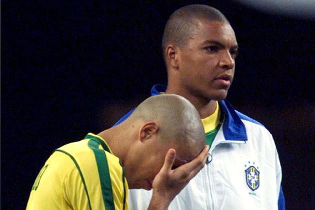 Ronaldo és Dida a Franciaország-Brazília világbajnoki döntő után 1998-ban.