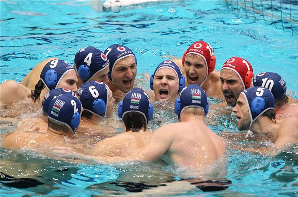 A magyar férfi vízilabda-válogatott tagjai fogadkoznak az Olaszország elleni mérkőzés előtt az Európa-bajnokság bronzmérkőzésén 2012-ben