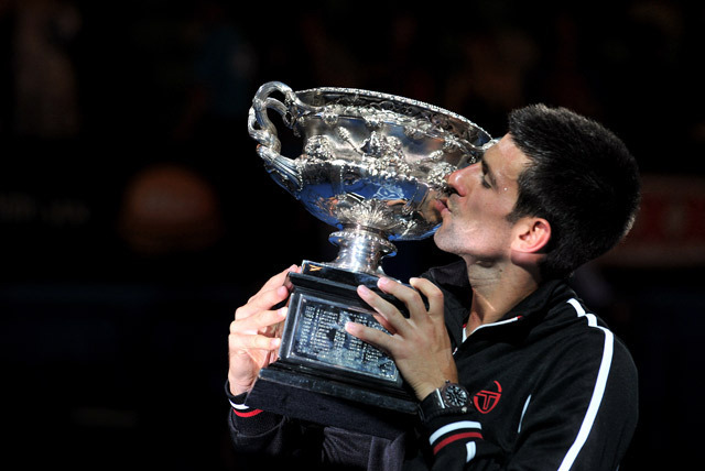 Djokovics a serleggel - Fotó: AFP