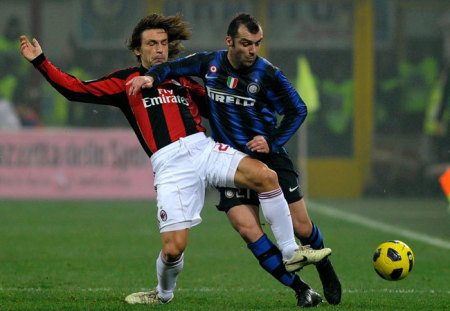Pirlo és Pandev küzdenek a 2010 novemberi Inter-Milan olasz rangadón