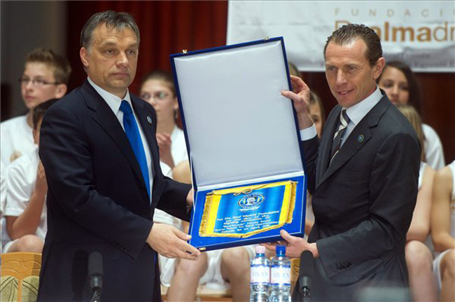 Orbán Viktor és Emilio Butragueno - Fotó: MTI