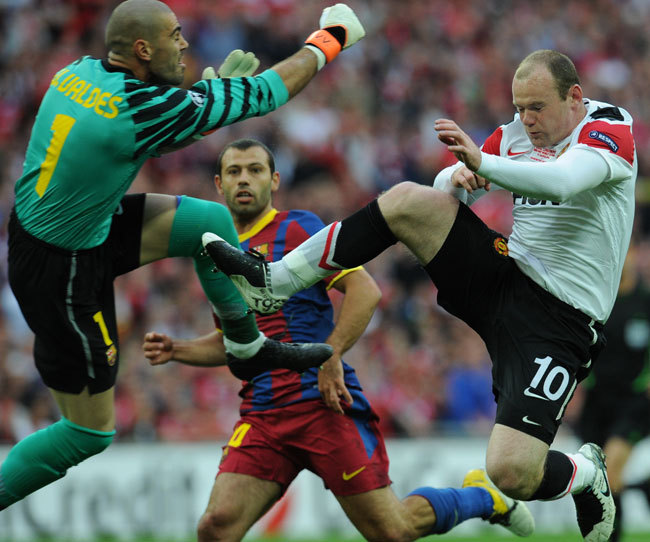 Itt még Valdes menteni tudott Rooney elől - Fotó: AFP
