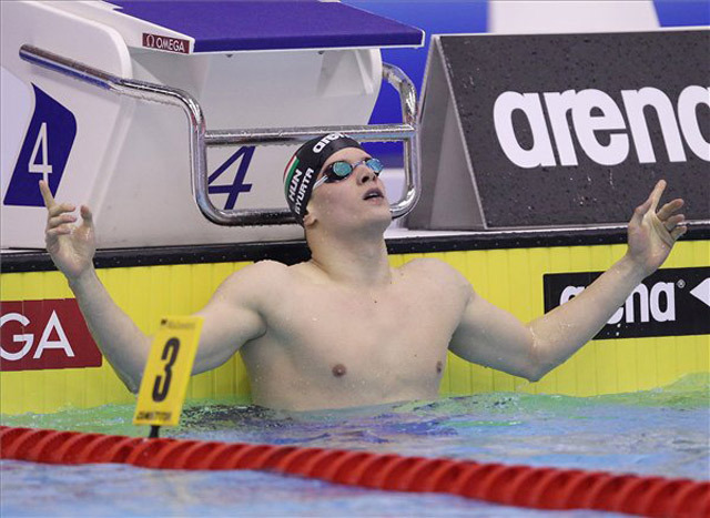 Gyurta Dániel ünnepel a célban a lengyelországi Szczecinben rendezett rövid pályás úszó Európa-bajnokság férfi 200 méteres mellúszásának döntőjében, miután 2:02.37 perces idővel az első helyen végzett. MTI Fotó: Kovács Anikó