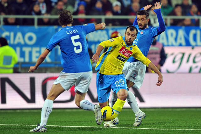 1-1-es döntetlennel ért véget az újonc Novara és a Napoli összecsapása az olasz labdarúgó-bajnokság 15. fordulójának vasárnap esti mérkőzésén.