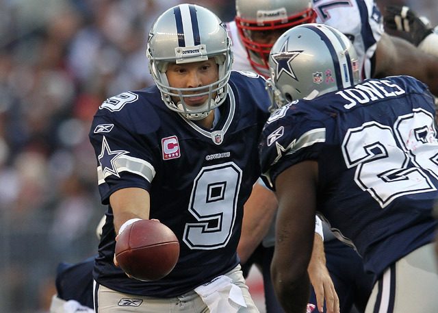 Tony Romo adja át a labdát a Dallas Cowboys egyik NFL-mérkőzésén
