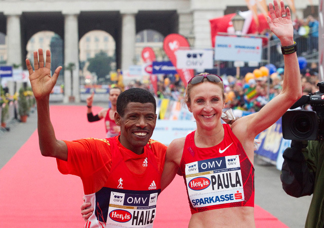 Haile Gebrselassie és Paula Radcliffe köszöntik a közönséget a Bécsi Városi Maratonin 2012-ben.