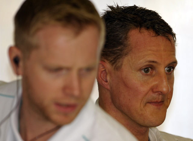 Schumacher a 13. körben kiesett, a kerékcserénél az egyik kereket nem a megfelelő módon tették fel a Mercedesre.
