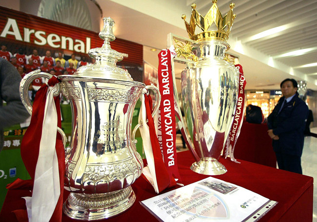 Az Arsenal 2003-ban elhódított serlegei, az FA-kupa és bajnoki trófea. 