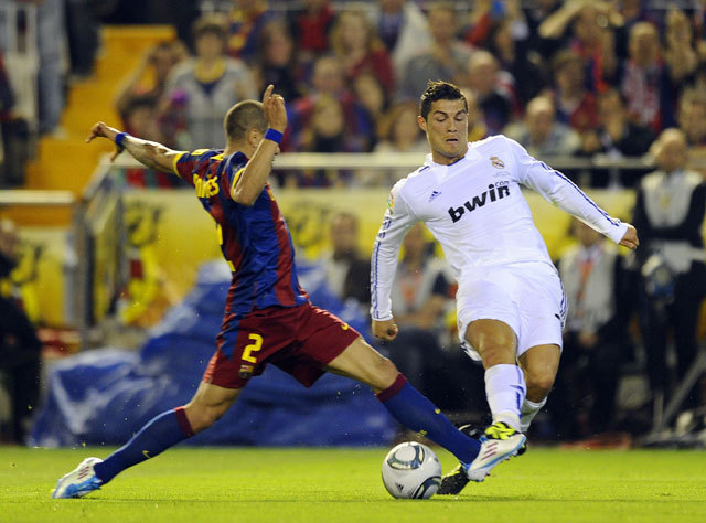 Dani Alves (balra) és Cristiano Ronaldo