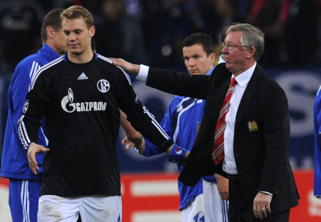 Alex Ferguson és Manuel Neuer köszöntik egymást a Schalke-Manchester United Bajnokok Ligája mérkőzés után 2011 áprilisában