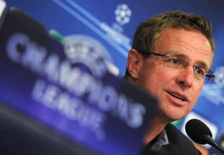 Ralf Rangnick beszél a Schalke 04 egyik Bajnokok Ligája mérkőzése kapcsán rendezett sajtótájékoztatón 2011-ben