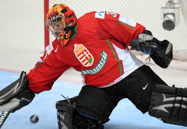 Szuper Levente, a magyar jégkorong-válogatott kapusa véd az A csoportos világbajnokság egyik csoportmérkőzésén 2009-ben