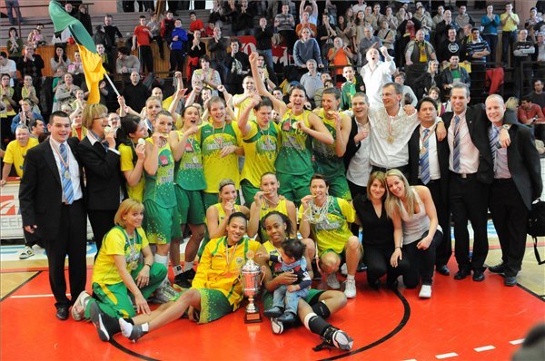 A soproni csapat ünnepel. Az MKB-Euroleasing Sopron fennállása során harmadik alkalommal hódította el a női kosárlabda Magyar Kupát. A soproniak a körmendi döntőben legyőzték a címvédő Pécs 2010 csapatát 73-67 arányban.