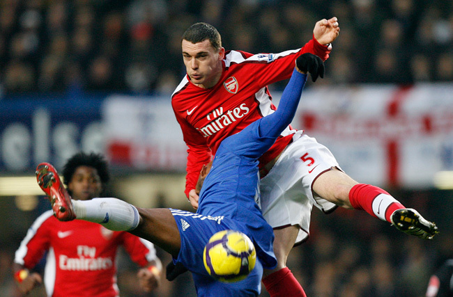 Thomas Vermaelen, az Arsenal belga válogatott védője küzd a labdáért a Chelsea ellen.