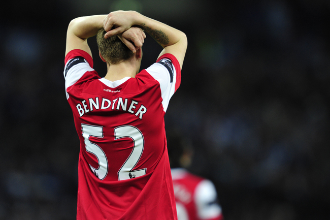 Nicklas Bendtner fogja fejét az Arsenal egyik Premier League-mérkőzésén 2011-ben