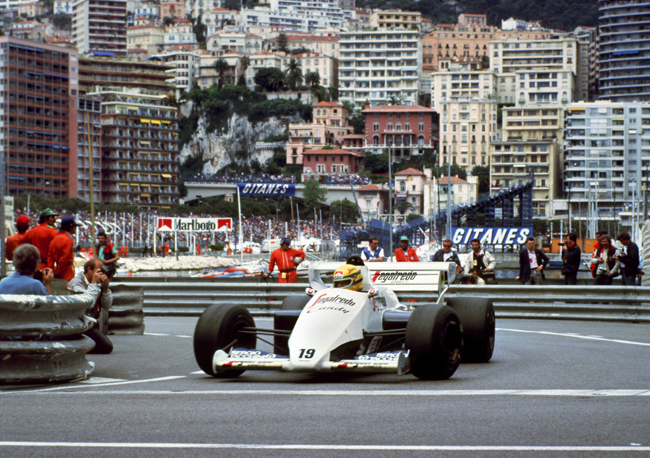 Ayrton Senna 1984-ben egy Toleman volánjánal a Monte carlói Grand Prix-n.